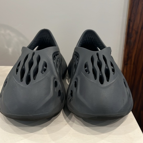 Yeezy foam runners size 8 men black - Picture 2 of 3
